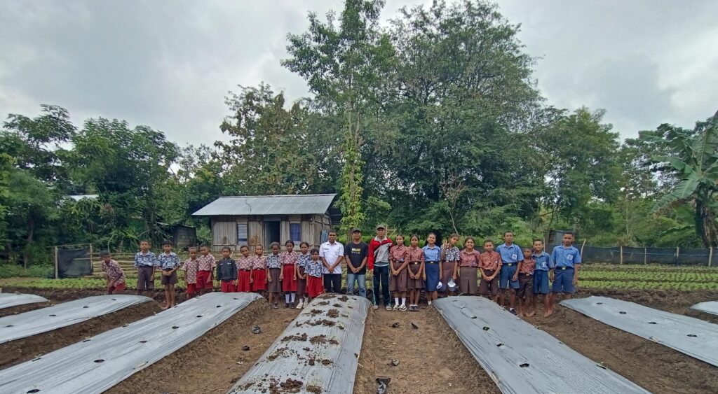 Tanam Cabai Bareng Siswa, YFMG Wujudkan Mimpi Lahirkan Petani Muda Unggul dari Maumolo