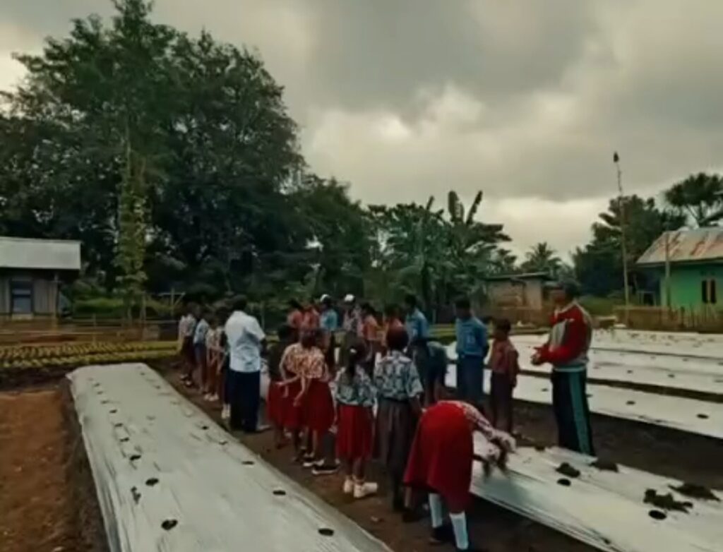 YFMG Bawa Siswa SDN dan SMPN Maumolo Belajar Langsung dari Alam di Maumolo Village