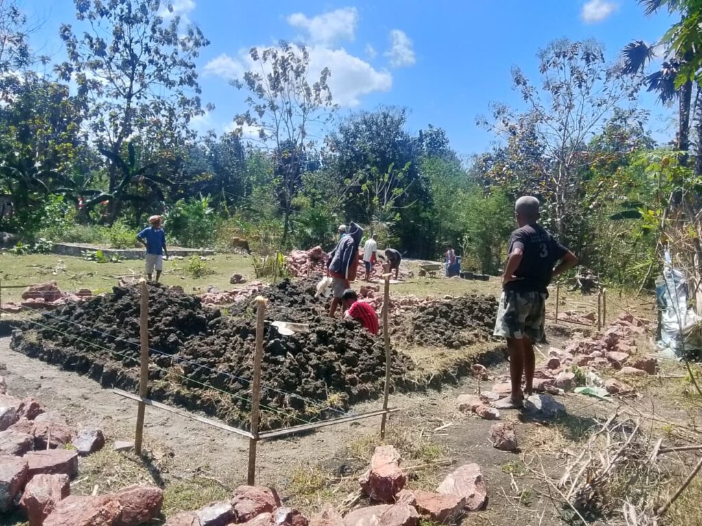 YFMG Lanjutkan Pemberdayaan Warga Maumolo melalui Program Bedah Rumah